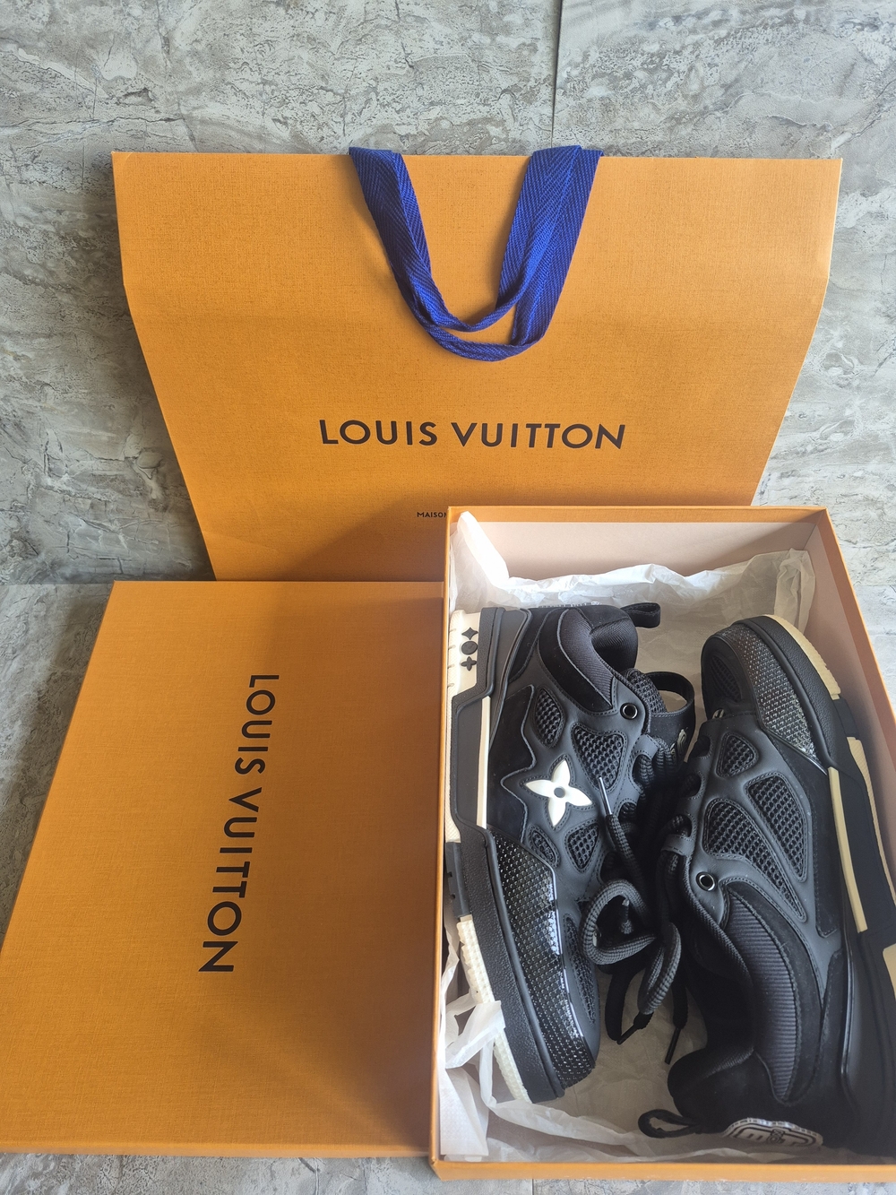 Louis Vuitton Men’s sz. 11  Black & White LV Trainer Sneakers